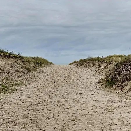 Lägenhet Bright Retreat By The Sea, Cleaning Included *