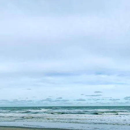 Bright Retreat By The Sea, Cleaning Included Lägenhet